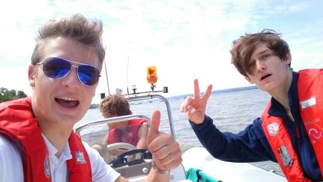 Patrick und Marco beim Bootfahren auf dem Ammersee