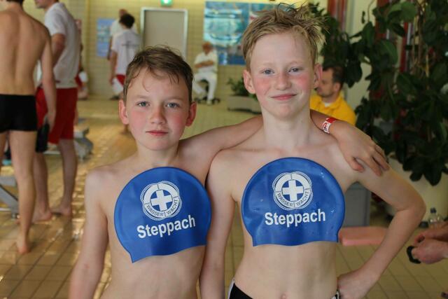 Paul und Marius sind auch während des Wettkampfes zu jeden Spaß bereit.