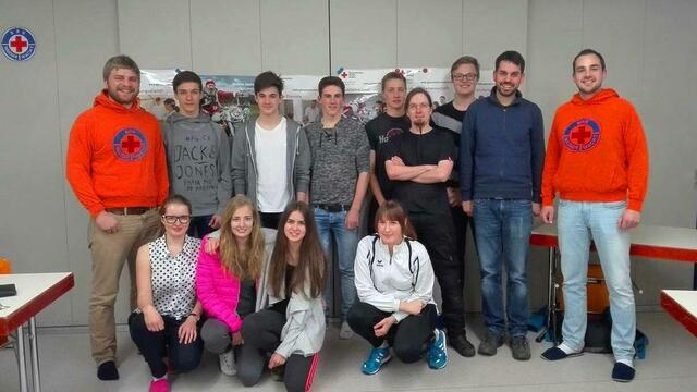 Lukas und Tobi bringen der eigenen Jugend und Lehramtstudenten das Rettungsschwimmen bei.