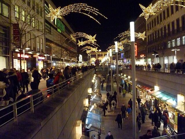 Weihnachtsmarkt Hannover ● Blick vom Kröpcke zum Bahnhof. Eine Etage tiefer: Die Passerelle.