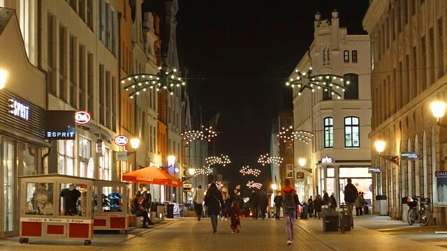 Leuchtende Sterne verleihen der Straße "Hinter dem Rathaus" einen besonderen Glanz. Foto: Helmut Kuzina