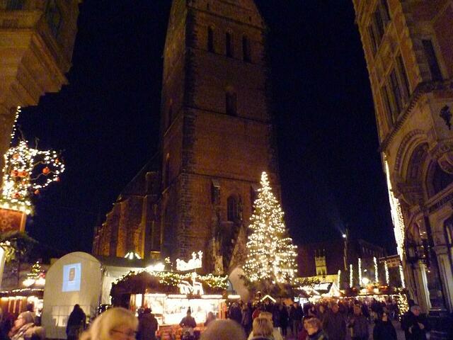 Weihnachtsmarkt Hannover ● Das Zentrum des Weihnachtsmarktes ist die Marktkirche.