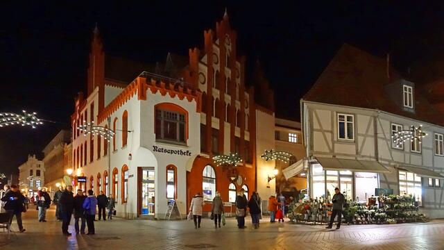 Die älteste Apotheke Wismars ist die Ratsapotheke. Das Haus mit dem geschmückten und zinnenbekrönten Stufengiebel stammt aus dem 15. Jahrhundert. Foto: Helmut Kuzina