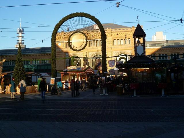 Weihnachtsmarkt Hannover ● Der Bahnhof mit dem König davor. Hier beginnt der Weihnachtsmarkt und endet mit dem Mittelalter-Weihnachtsmarkt an der Leine.