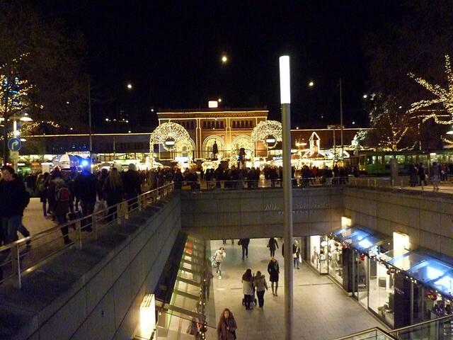 Weihnachtsmarkt Hannover ● Der König (Ernst August I., König von Hannover, Herzog von Braunschweig-Lüneburg, 1. Herzog von Cumberland und Teviotdale und Earl of Armagh) beobachtet das vorweihnachtliche Geschehen in der Landeshauptstadt.