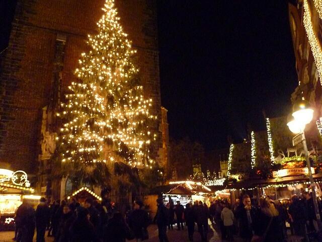 Weihnachtsmarkt Hannover ● Hannovers höchster Weihnachtsbaum steht vor der Marktkirche.