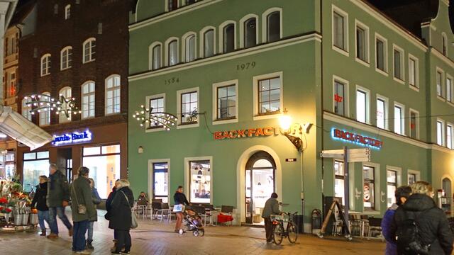 Giebelhaus von 1584 an der Ecke Hegede/Lübsche Straße, Straßencafé in historischer Kulisse. Foto: Helmut Kuzina