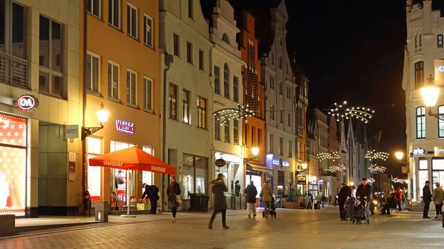 Die Fußgängerzone "Hinter dem Rathaus" erstrahlt im vorweihnachtlichen Lichterglanz. Foto: Helmut Kuzina
