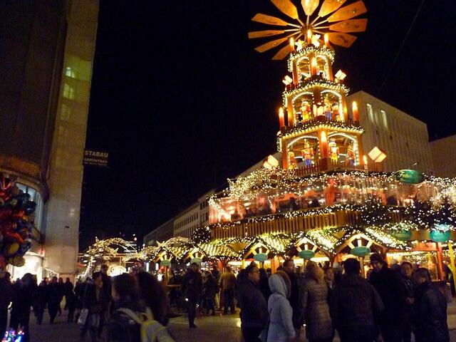 Weihnachtsmarkt Hannover ● Weihnachtspyramide am Kröpcke.