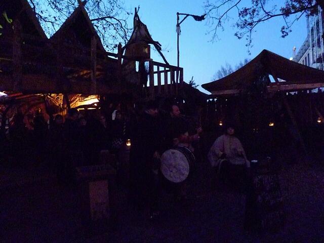 Weihnachtsmarkt Hannover ● Am Hohen Ufer (an der Leine) wird Mittelalter-Musik gemacht. - Und hier rauscht es auch. Im Bett der Leine und auf dem Foto (Fachleute sprechen von Bildrauschen).