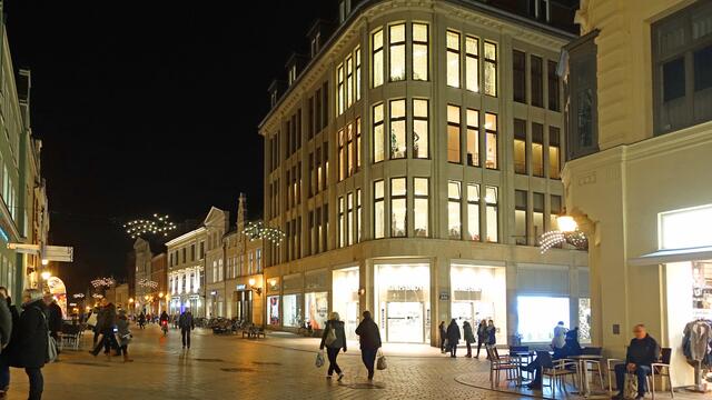 Der zentrale Rudolph-Karstadt-Platz erhielt 2002 seinen Namen zu Erinnerung an den Wegbereiter des modernen Einzelhandels, der in Wismar seinerzeit sein „Tuch-, Manufactur- und Confectionsgeschäft“ eröffnete. Foto: Helmut Kuzina
