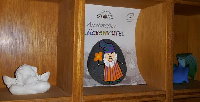 Mein neuer Glückswichtel fühlt sich wohl im Setzkasten - neben dem Schutzengelchen.