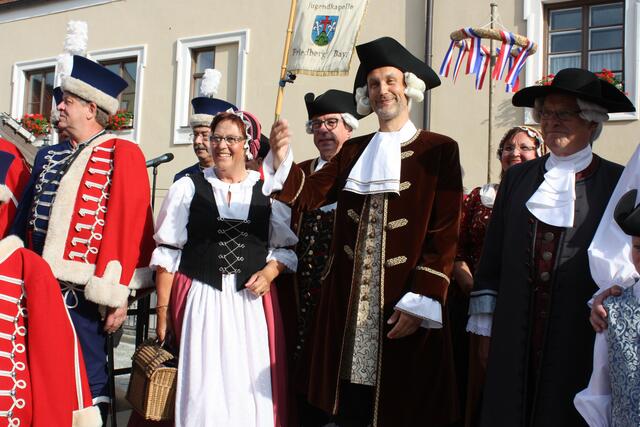 "Friedberger Zeit 2016": Das Stadtoberhaupt grüßte mit den Altbürgermeistern Albert Kling (rechts) und Dr. Peter Bergmair (links hinten) die Friedberger Bürgerschaft
