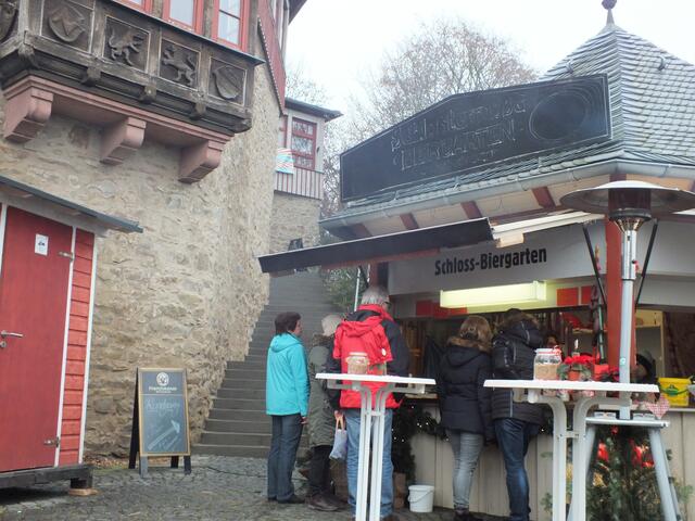 angelockt von Glühwein- und Essensduft