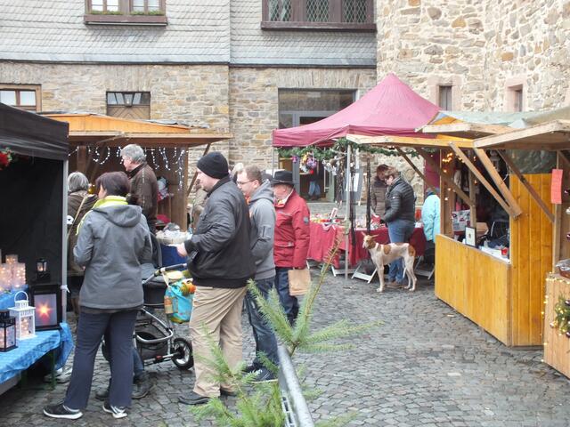 der Schlosshof mit Ständen und interessierten Besuchern