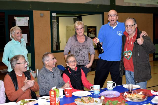 Dr. Schain erhält vom Spartenleiter Thorsten Lange sein "lustiges" Weihnachtsgeschenk. Einen Osterwalder Kräuterschnaps "Bauchbügler".