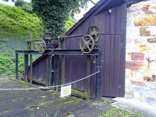 Wehranlage am Einlauf zum Turbinenhaus