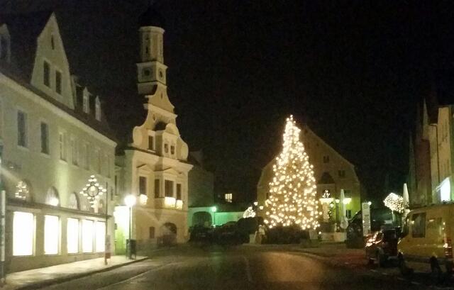 Noch ein Blick zum Rathaus und Marienbrunnen  mit dem Christbaum davor