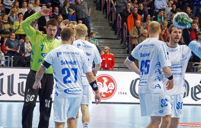 Spieler vom VFL Gummersbach um ihren Torwart Lichtlein