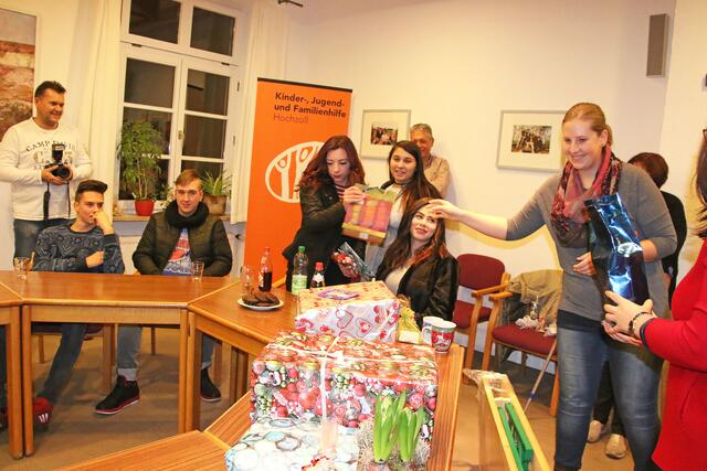 Geschenke des Vereins Kinderweihnachtswunsch lassen Kinderaugen leuchten.