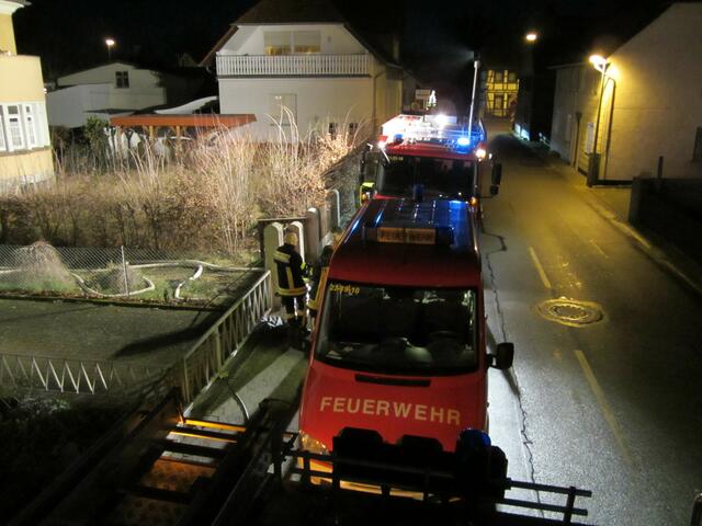 Einsatzkräfte und Fahrzeuge der Feuerwehr vor der Einsatzstelle in der Thorstraße | Foto: Fabian Schröter