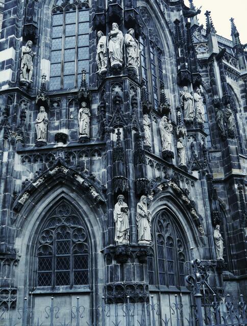 Kirchenfiguren der Geschichte an der Fassade