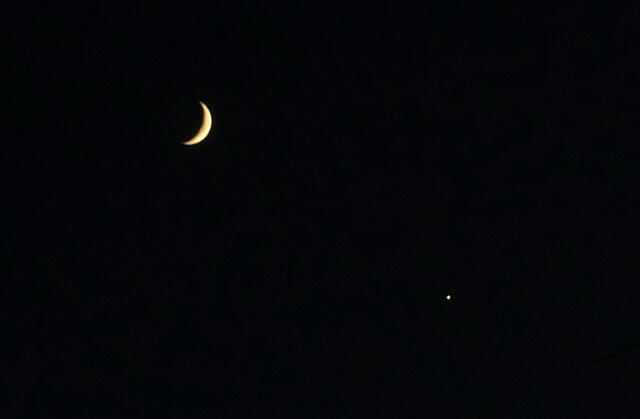 Und dieses schöne Paar beeindruckt immer mal wieder am frühen Abendhimmel: Mond und Venus.