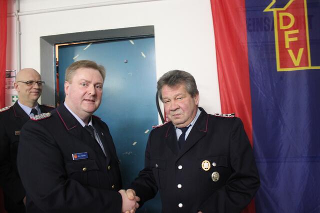 Brandabschnittsleiter Eric Pahlke (links) gratuliert Peter Swiderke (40jährige Tätigkeit im Feuerlöschwesen)