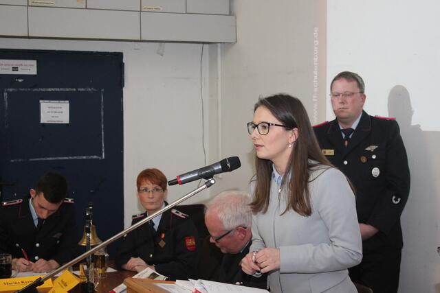 Bürgermeisterin Ramona Schumann dankt den aktiven Kameraden für ihren unermüdlichen Einsatz und verurteilt die Behinderung der Einsatzkräfte in der Silvesternacht