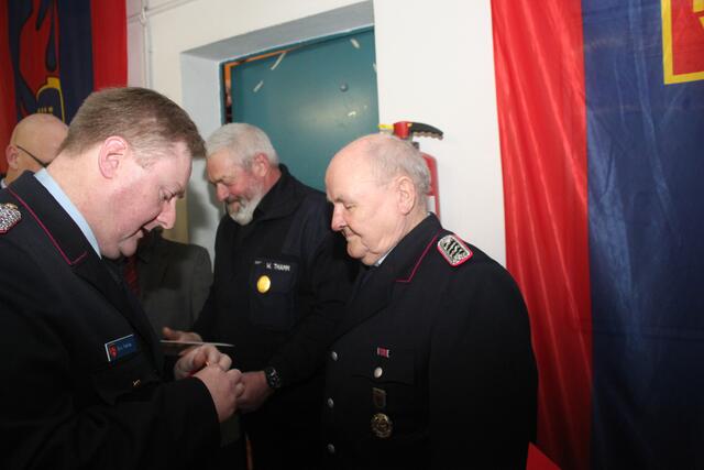 Gerhard Gorks erhält Auszeichnung für 50jährige Tätigkeit im Feuerlöschwesen