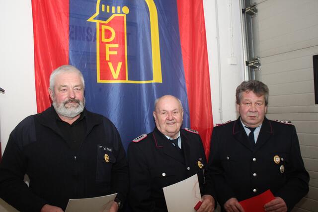 v.l.n.r. Wolfgang Thamm (50 Jahre), Gerhard Gorks (50 Jahre), Peter Swiderke (40 Jahre) erhalten Ehrungen für ihre langjährige Tätigkeit im Feuerlöschwesen