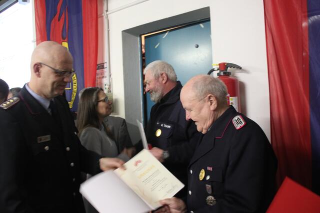 Henning Brüggemann (links) überreicht die Ehrenurkunde an Gerhard Gorks, im Hintergrund Ramona Schumann mit Jubilar Wolfgang Thamm