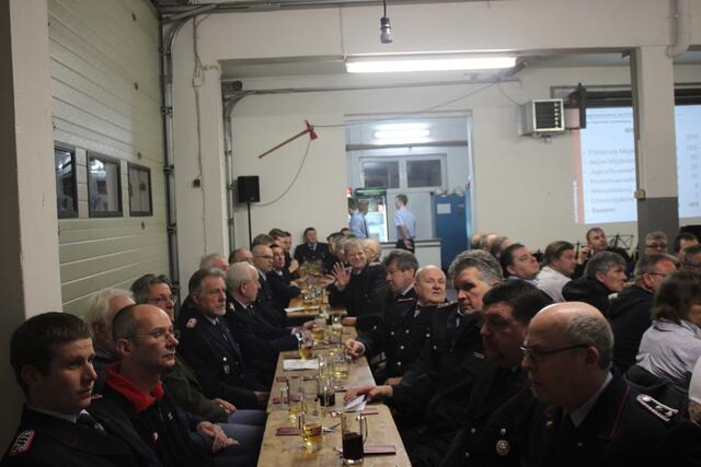 gut gefülltes Feuerwehrhaus