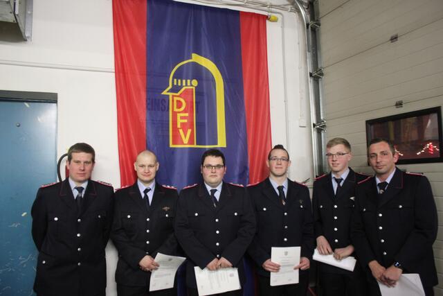 Beförderungen - v.l.n.r. Daniel Hauser (Oberlöschmeister), Tobias Berndt (Löschmeister), Karsten Meier (1. Hauptfeuerwehrmann), Sebastian Stach (Hauptfeuerwehrmann), Jonas Klenke und Norman Schiering (Oberfeuerwehrmann)