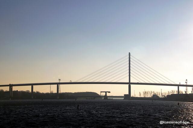 Rügenbrücke und im Hintergrund der alte Rügendamm