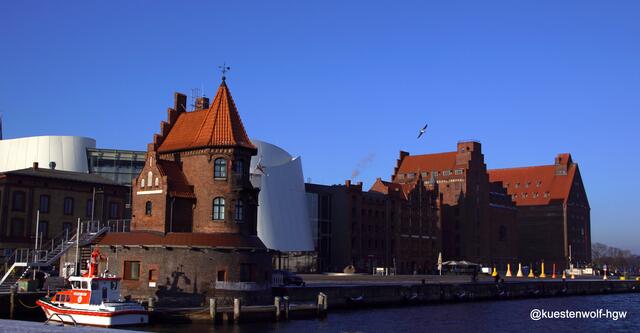 Hafeninsel mit alten Speichern und dem Ozeaneum