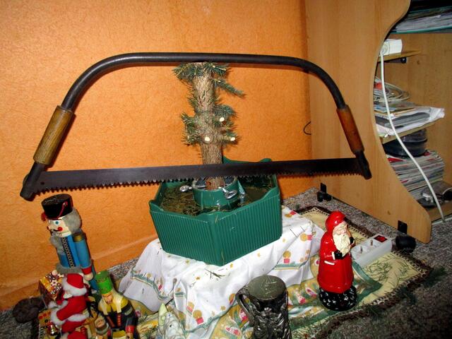 Alles wird mal "geschlachtet" auch ein Weihnachtsbaum muss mal daran glauben / 10.1.2017 !!!