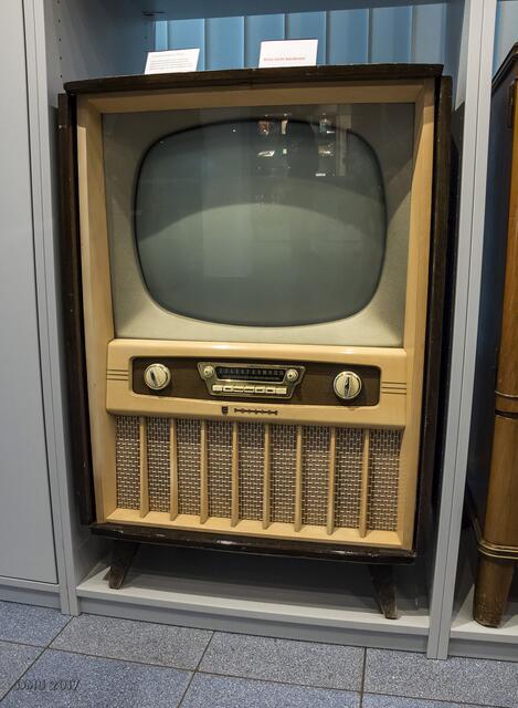 Nicht Full HD, nicht einmal HD-Ready;  Bildwiederholfrequenz 50 Hz.