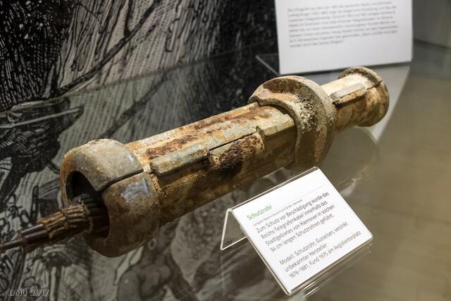 Etwas angegammelt: Schutzrohr für das Reichstelegrafenkabel, um 1880. Gefunden 1975 am Aegidientorplatz.