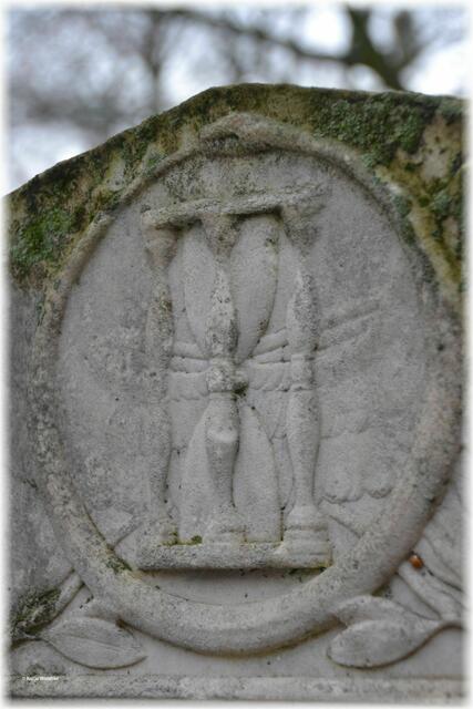 Grabsymbol auf dem Gartenfriedhof Hannover - Das Stundenglas weist auf die Vergänglichkeit hin (Foto: Katja Woidtke)