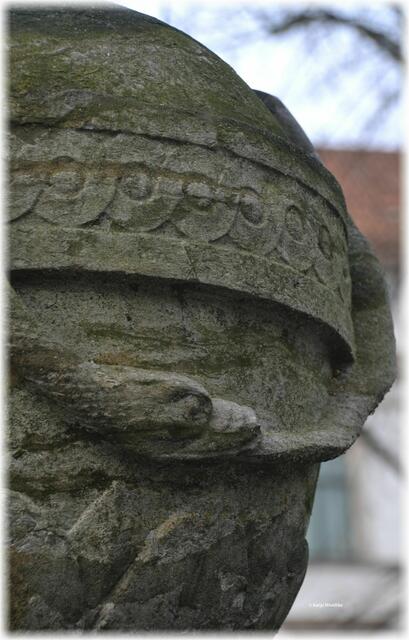 Auf dem Gartenfriedhof sind auch Ring bildende Schlangen als Grabschmuck zu finden. Sie stehen als Symbol für die Ewigkeit. (Foto: Katja Woidtke)