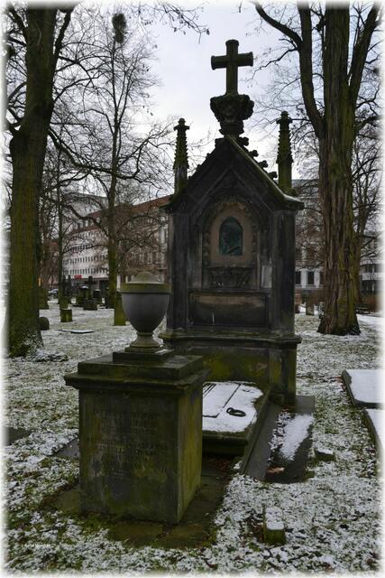 Gräber des Geheimrates und Gerichtsdirektors D. Ernst August von Werlhof (vorne, Steinblock mit Urne) und seines Sohnes Ludwig Albrecht Friedrich Wilhelm Gottfried von Werlhof (hinten, Grabplatte und Bronzebildnis auf Grabstein)