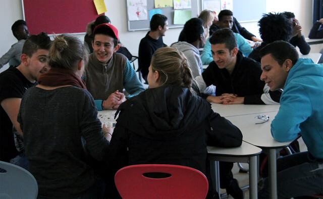 Geflüchtete entwickeln Ideen - und Schüler und Schülerinnen des IKG helfen
ihnen, die Worte und Bilder zu finden. | Foto: Bader Alahmar