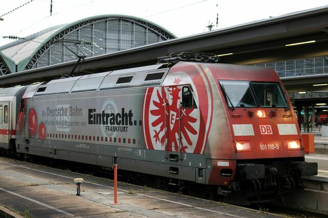 Eintracht-Werbelok am Intercity in Frankfurt (12.12.2014)
