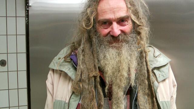 Obdachloser Klaus (61) - für ihn suchen wir dringend einen Container-Stellplatz. Geld und Container sind vorhanden. Was fehlt ist ein Ort, wo er stehen darf.