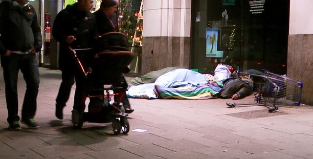 Obdachlose mitten auf der Mönckebergstrasse - Menschen schauen hin - aber gehen vorbei.
