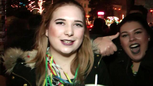 Sorglose Jugend auf der Hamburger Reeperbahn am 1.1.2017und ein zufälliges Abbild unserer Gesellschaft. https://www.youtube.com/watch?v=cU2VtDHCr30&t=26m20s
"Viele Leute machen sich einfach kaum noch Gedanken über die Probleme in unserer Gesellschaft". Henrik hofft dass in Zukunft wieder "mehr Solidarität entsteht" und wir wieder "mehr schauen, dass wir unser Umfeld - die Menschen die mit uns leben wieder anschauen" (...) "und ihnen Gutes tun" - so der 19-jährige Student aus Bielefeld.