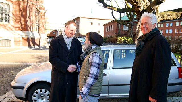 +++ St. Michaelis lehnt Wohncontainer für Obdachlose ab +++ Hamburgs Hauptpastor Alexander Röder war einer meiner größten Hoffnungsträger. Wir kennen und schon seit 2011. Damals war ich selbst noch betroffen und ich hatte große Hoffnung, dass wenn ER "JA" sagt,  die Anderen dann mitziehen, doch es kam anders. Leider hat der Kirchenvorstand - respektive haben die Mitglieder des Kirchengemeinderats sich dagegen entschieden. Warum und wieso ist eine längere Geschichte - die separat noch erscheint.