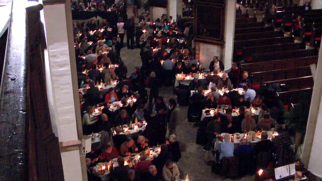 1:45 Weihnachten für Alle - St. Petri Gemeinde - Festessen für einsame Menschen
https://www.youtube.com/watch?v=cU2VtDHCr30&t=1m44s