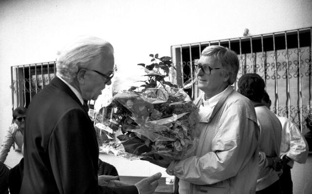 Pflanzschale zur Einweihung: Bezirksbürgermesiter Leopold Merkelbach gratuliert zum neuen Vereinsheim.